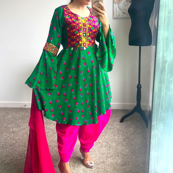 The stylish and light dress is green in color and has picture frames Free size - Picture 7 of 8